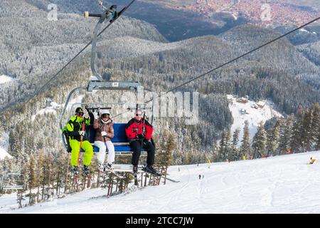 Bansko, Bulgarien, 4. März 2016: Skigebiet Bansko, Bulgarien aus der Vogelperspektive, Skifahrer am Lift, Menschen auf den Pisten Stockfoto