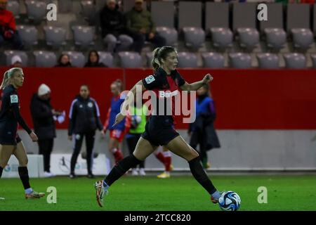 München, Deutschland. Dezember 2023. Karolina Lea Vilhjalmsdottir (Bayer 04 Leverkusen, #18) mit Ball, FC Bayern München gegen Bayer 04 Leverkusen, Fussball, Google Pixel Frauen Bundesliga, 9. Spieltag, Saison 23/24, 11.12.2023; DFL-VORSCHRIFTEN VERBIETEN DIE VERWENDUNG VON FOTOS ALS BILDSEQUENZEN; Foto: Eibner-Pressefoto/Jenni Maul Credit: dpa/Alamy Live News Stockfoto