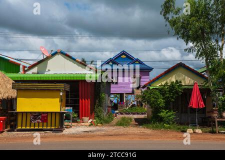 Wohnung entlang der Straße von Siem Reap nach Kampong Cham in Kambodscha Stockfoto