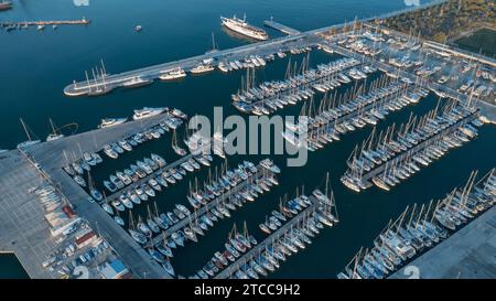 Harbor Serenity: Majestätische Marina bei Dawn Stockfoto