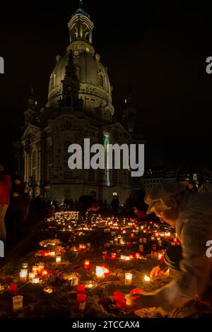 Zum 69. Jahrestag der alliierten Bombardierung Dresdens gedenken Dresdener mit Kerzen in der Marienkirche Stockfoto
