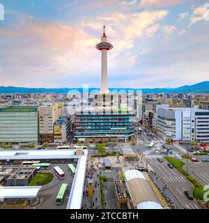 Kyoto, Japan - 6. April 2023: Der Kyoto-Turm wurde 1964 fertiggestellt. Es ist das höchste Gebäude in Kyoto und steht auf einem 9-stöckigen Gebäude gegenüber Stockfoto