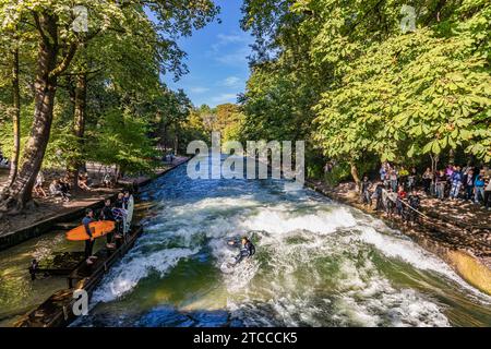 Surfer am Eisbach im Englischen Garten, München, Bayern, Deutschland Stockfoto