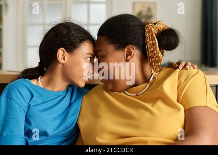 Tochter, die eine gute Beziehung zu Mutter hat, genießen die Zeit zu Hause zusammen Stockfoto