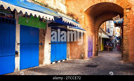 Essaouira, Marokko: Farbenfrohe Gasse in der Medina. Früh morgens, Geschäfte noch geschlossen und fast niemand auf der Straße. Stockfoto