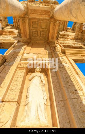 Celsus-Bibliothek und Augustus-Tor in Ephesus-archäologischer Stätte in der Türkei. Die Celsus-Bibliothek inspiriert heute noch Ehrfurcht, Zeichnen Stockfoto