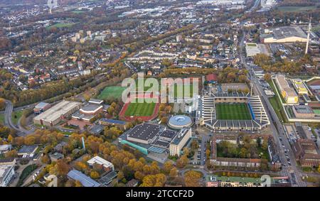 Luftaufnahme, Bundesligastadion Vonovia Ruhrstadion Fußballplatz VfL Bochum 1848 mit Flutlichtmasten, Rundsporthalle und Trainingssport fiel Stockfoto