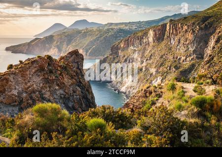 Atemberaubende Landschaft der Insel Lipari bei Sonnenuntergang von der Spitze der Bergklippen über dem Meer in Sizilien, Italien Stockfoto