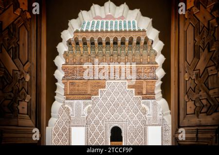 Marrakesch, Marokko: Spektakuläre Fassade im Inneren des Medersa Ben Youssef. Islamische Madrasa (Hochschule) in Marrakesch Medina. Stockfoto