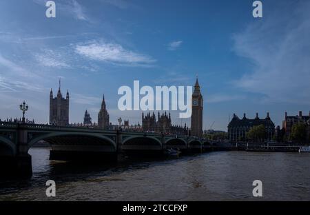 London, Großbritannien 9. Oktober 2023: Verkehr und Fußgänger passieren die Westminster Bridge. Es ist der meistbesuchte Ort der Welt in Großbritannien. Stockfoto