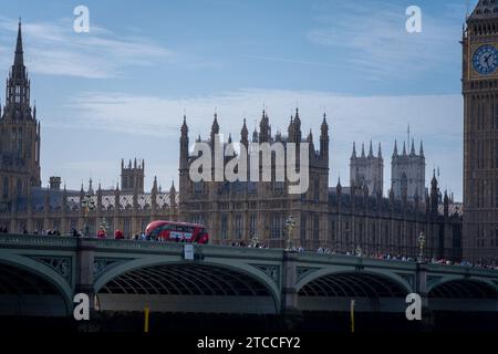 London, Großbritannien 9. Oktober 2023: Verkehr und Fußgänger passieren die Westminster Bridge. Es ist der meistbesuchte Ort der Welt in Großbritannien. Stockfoto