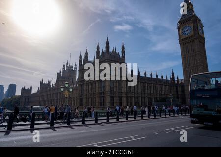 London, Großbritannien 9. Oktober 2023: Verkehr und Fußgänger passieren die Westminster Bridge. Es ist der meistbesuchte Ort der Welt in Großbritannien. Stockfoto