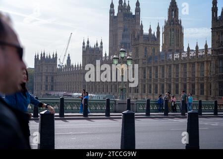 London, Großbritannien 9. Oktober 2023: Verkehr und Fußgänger passieren die Westminster Bridge. Es ist der meistbesuchte Ort der Welt in Großbritannien. Stockfoto