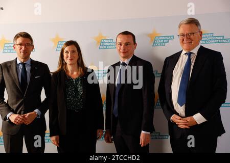 Paris, Frankreich. Dezember 2023. Pierre-Yves Dermagne, der belgische Vize-Premierminister und Minister für Wirtschaft und Arbeit, Carole Grandjean, Minister für Arbeit und Bildung, der französischen Juniorministerin für allgemeine und berufliche Bildung, Beschäftigung und wirtschaftliche Eingliederung Frankreichs Olivier Dussopt und der für Beschäftigung und soziale Rechte zuständige EU-Kommissar Nicolas Schmit während der Konferenz über die Zukunft der Arbeit und die europäische Souveränität der Kompetenzen im Wirtschafts- und Sozialrat in Paris am 11. Dezember 2023. Foto: Jean-Bernard/JBV News/ABACAPRESS.COM Credit: Abaca Press/Alamy Live News Stockfoto