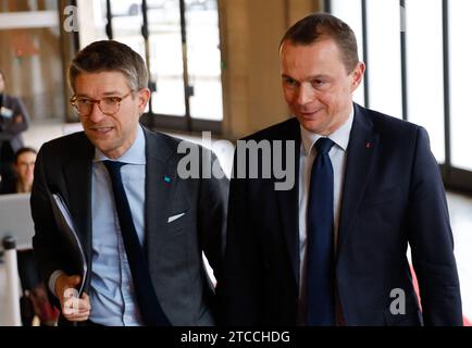 Paris, Frankreich. Dezember 2023. Pierre-Yves Dermagne, der belgische Vize-Premierminister und Minister für Wirtschaft und Arbeit und Arbeit sowie Olivier Dussopt, Minister für Arbeit, Beschäftigung und wirtschaftliche Eingliederung Frankreichs, während der Konferenz über die Zukunft der Arbeit und die europäische Souveränität der Kompetenzen im Wirtschafts- und Sozialrat in Paris, Frankreich, am 11. Dezember 2023. Foto: Jean-Bernard/JBV News/ABACAPRESS.COM Credit: Abaca Press/Alamy Live News Stockfoto