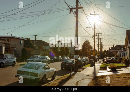 Die Wohnstraßen von Oakland, San Francisco mit Freileitungen und Telefonkabeln Stockfoto
