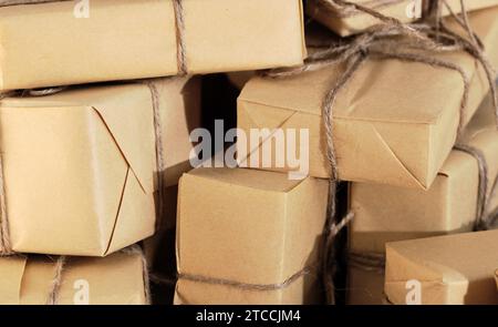 Geschenkboxen aus handgefertigtem Papier. Weihnachtsgrußkonzept Stockfoto