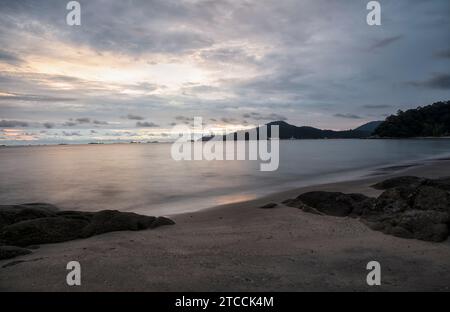 Langsame Aufnahmen der Meereswellen entlang des felsigen Strandes. Stockfoto