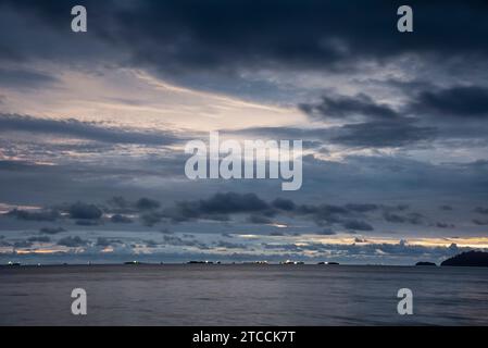 Langsame Aufnahmen der Meereswellen entlang des felsigen Strandes. Stockfoto