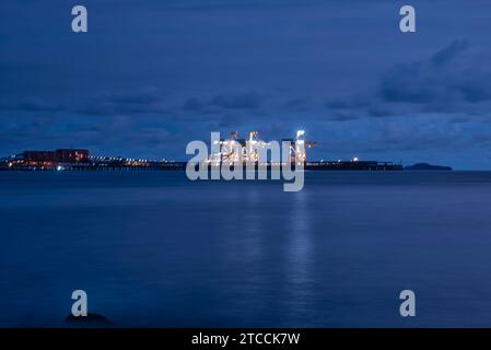 Langsame Aufnahmen der Meereswellen entlang des felsigen Strandes. Stockfoto