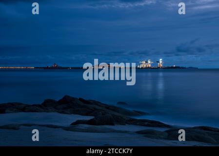 Langsame Aufnahmen der Meereswellen entlang des felsigen Strandes. Stockfoto