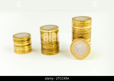 Stapel von Goldmünzen mit Handelsdiagramm in Finanzkonzepten und Wachstum der Aktien des Finanzinvestitionsgeschäfts. Das Konzept des Gewinnwachstums und der Einsparungen. Stockfoto
