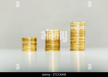 Münzstapel auf weißem Hintergrund. Das Konzept des Gewinnwachstums und der Einsparungen. Stockfoto