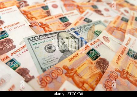 US-Dollar-Banknote umgeben von russischen Rubel. Wirtschaft Russlands während der Sanktionen, Wechselkurs Stockfoto