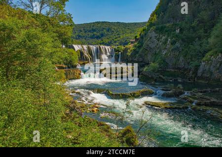 Strbacki Buk, ein terrassenförmiger Wasserfall an der Una an der Grenze zwischen der Föderation Bosnien-Herzegowina und Kroatien. Anfang September Stockfoto