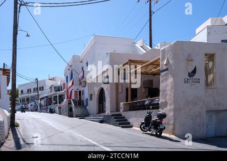 IOS, Griechenland - 14. September 2023 : verschiedene Restaurants und andere Geschäfte an der Hauptstraße von iOS Griechenland Stockfoto