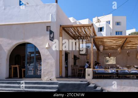 IOS, Griechenland - 14. September 2023 : Touristen genießen Speisen und Getränke in einem beliebten Bar-Restaurant im Zentrum von iOS Griechenland Stockfoto