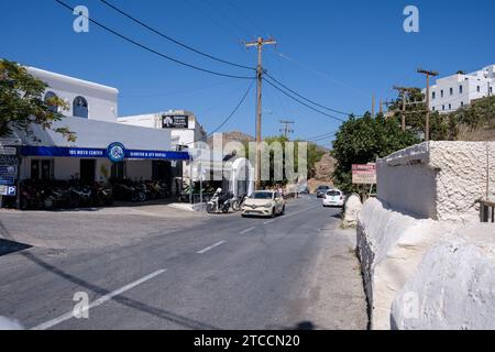 IOS, Griechenland - 14. September 2023 : Blick auf ein Motorrollerverleih und die Straße, die zum Hafen von iOS Griechenland führt Stockfoto