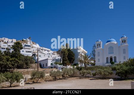 IOS, Griechenland - 14. September 2023 : Blick auf die wunderschöne Kathedrale von iOS Griechenland und das weiß getünchte Dorf im Hintergrund Stockfoto