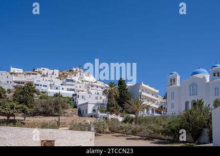 IOS, Griechenland - 14. September 2023 : Blick auf die wunderschöne Kathedrale von iOS Griechenland und das weiß getünchte Dorf im Hintergrund Stockfoto