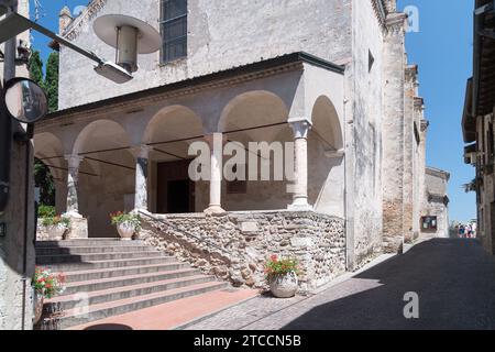 Chiesa di Santa Maria Maggiore (Kirche Santa Maria della Neve) aus dem 15. Jahrhundert in Sirmione, Provinz Brescia, Lombardei, Italien © Wojciech Strozyk / Stockfoto