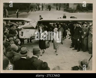 London. 09/09/1931. Die Fliegerin Amy Johnson landet in Croydon (London), von Tokio aus. Nach ihrer Ankunft kam eine große Menge von Bewunderern, um sie willkommen zu heißen. Quelle: Album / Archivo ABC / Vidal Stockfoto