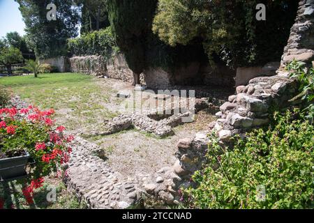 Ruinen der Chiesa di San Salvatore in Cortine und des Monastero Longobardo di San Salvatore (Kloster von San Salvatore), erbaut von Ansa, Königin von Lombard Stockfoto