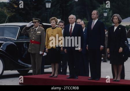 Madrid, 26.10.1990. Der sowjetische Präsident Michail Gorbatschow in Spanien. Auf dem Bild, Gorbatschow und seine Frau mit den Königen Don Juan Carlos und Doña Sofía, die sie bei ihrer Ankunft im El Pardo Palast begrüßten. Quelle: Album/Archivo ABC Stockfoto