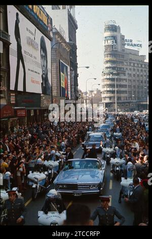 Madrid, 7.10.1969. Die amerikanischen Astronauten Neil Armstrong, Eldwin Aldrin und Michael Collins, Crew-Mitglieder der „Apollo XI“-Mission, die als erste einen Mann auf dem Mond landen, werden in den Straßen Madrids gefeiert. Auf dem Bild, seine Passage entlang der Gran Vía, dann José Antonio Avenue und im Hintergrund das „Capitol“-Gebäude. Quelle: Album / Archivo ABC / Jaime Pato Stockfoto