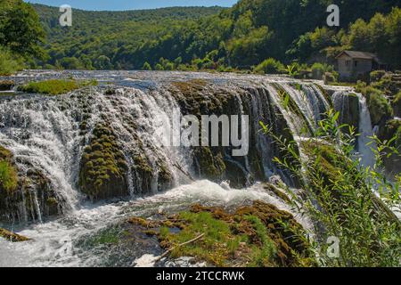 Strbacki Buk, ein terrassenförmiger Wasserfall an der Una an der Grenze zwischen der Föderation Bosnien-Herzegowina und Kroatien. Anfang September Stockfoto