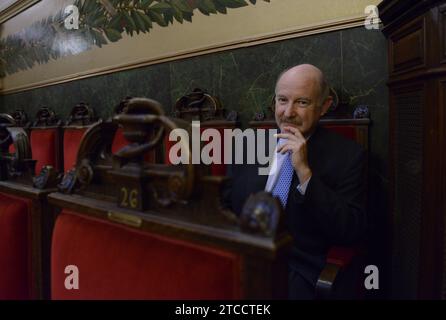 Madrid, 21.10.2015. Rafael Yuste für ABC, sitzt auf dem Sitz von Ramón y Cajal, bevor er den rat der Royal National Academy of Medicine gründete. Foto: Maya Balanya ARCHDC. Quelle: Album / Archivo ABC / Maya Balanya Stockfoto