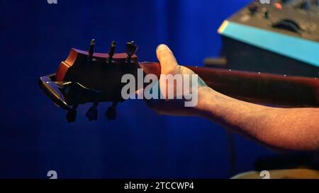 Bild der Hand eines Gitarristen am Gitarrenhals Stockfoto