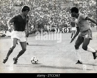 Barcelona, 07.05.1982. Das zweite Spiel der Gruppe C der Weltmeisterschaft 1982, das im Stadion Sarriá zwischen den brasilianischen und italienischen Teams ausgetragen wurde, gewann mit 3 zu 2. Im Bild Paolo Rossi und Luizinho. Quelle: Album/Archivo ABC Stockfoto