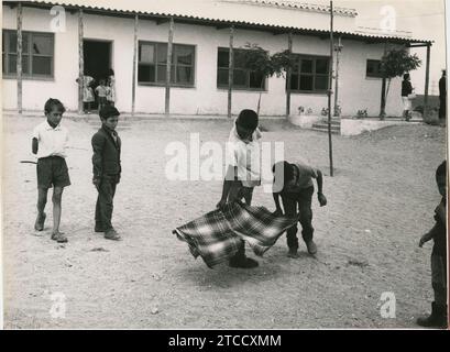 Madrid, 1961. Zigeunerdorf Altamira. Auf dem Bild spielen einige Kinder Stierkämpfe. Quelle: Album / Archivo ABC / Álvaro García Pelayo Stockfoto