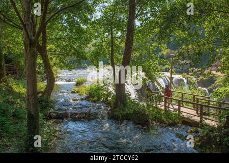 Donji Strbci, Kroatien - 8. September 2023. Der Fluss Una fließt über den Gipfel des Strbacki Buk, einem terrassenförmig angelegten Wasserfall an der Grenze zwischen Bosnien und Kroatien Stockfoto