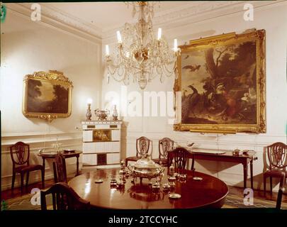 Madrid, 1966. Palast der Marquise von Santa Cruz. Blick auf den Speisesaal, dekoriert mit Möbeln im elisabethanischen Stil. An der Wand hängt eine Landschaft mit Vögeln von Melchior d'Hondecoeter und eine andere von Claudio de Lorena. In der Ecke ein niederländischer Keramikkamin. Quelle: Album/Archivo ABC Stockfoto