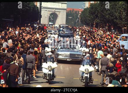 Madrid, 7.10.1969. Die amerikanischen Astronauten Neil Armstrong, Eldwin Aldrin und Michael Collins, Crew-Mitglieder der „Apollo XI“-Mission, die als erste einen Mann auf dem Mond landen, werden in den Straßen Madrids gefeiert. Auf dem Bild, nachdem Sie den Siegesbogen auf der Plaza de Moncloa passiert haben. Quelle: Album / Archivo ABC / Jaime Pato Stockfoto