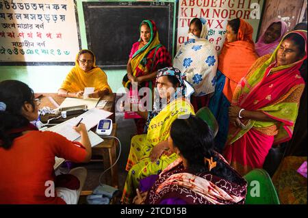 Nabin Nagar, ein Dorf an der Grenze zwischen Indien und Bangladesch, ist schlecht verbunden und isoliert von der Hauptstadt Tehatta, Indien. Deshalb wurde von der Regierung des Bundesstaates Westbengalen ein Lager eingerichtet, in dem die Dorfbewohner Medikamente verteilen konnten, nachdem sie Aadhaar-Karten durch einen medizinischen Offizier gezeigt hatten und mit Hilfe von asha-Arbeitern kostenlose Untersuchungen zur Blutdruckkontrolle an der Nabin Nagar-Grundschule durchgeführt hatten. An diesem Tag kommen alle armen Dorfbewohner, von den Ältesten bis zu den Schülern, zu einer kostenlosen medizinischen Untersuchung in Nabin Nagar, Westbengalen, Indien. Stockfoto