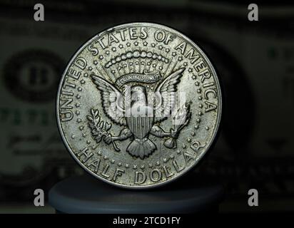 Eine Nahaufnahme einer US-Half-Dollar-Münze vor dunklem Hintergrund Stockfoto