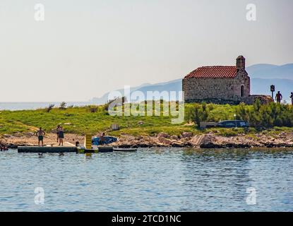 Novi Vinodolski, Kroatien - 11. September 2023. Touristen, die auf die Insel San Marino vor der Adriaküste von Novi Vinodolski geschwommen sind Stockfoto